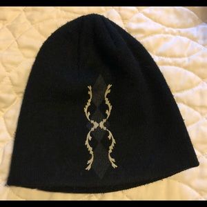 Men’s black skater beany toque.